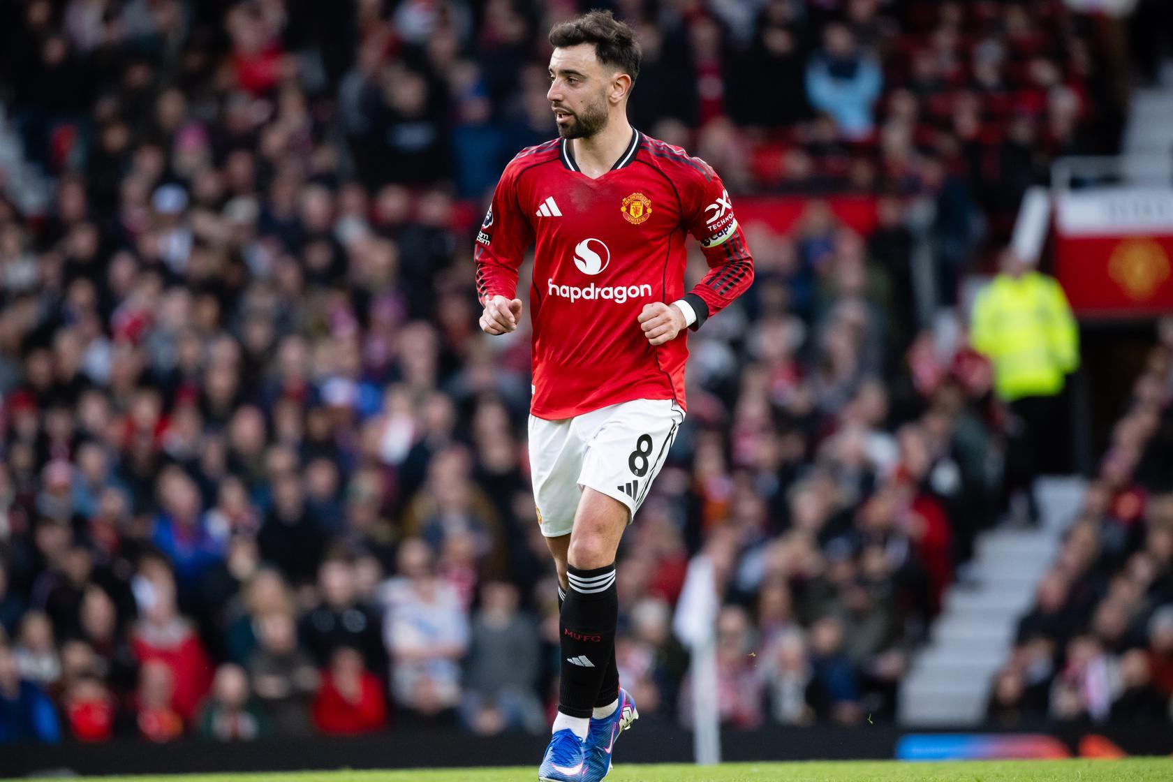 Fernandes almost finds the top corner